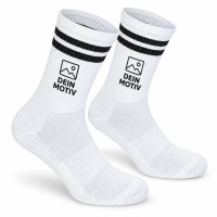 Ein Paar weiße Tennissocken mit schwarzen Doppelstreifen und beispielhaftem Motivdruck